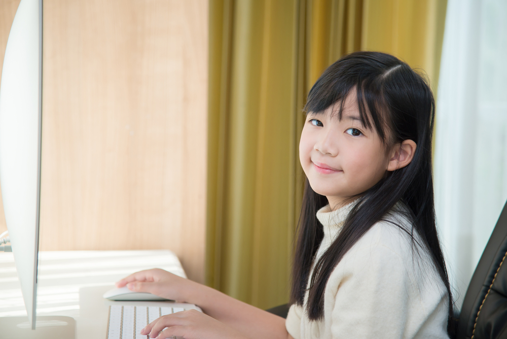 An ELL works on an assignment on the computer.